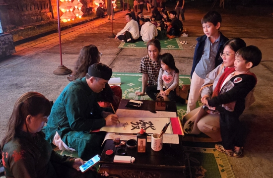  Visitors were eagerly waiting for receiving calligraphy words
